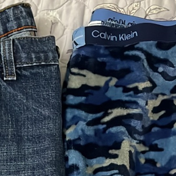 Calvin Klein Pyjamas (Youth XL, 14-16) - Picture 1 of 2